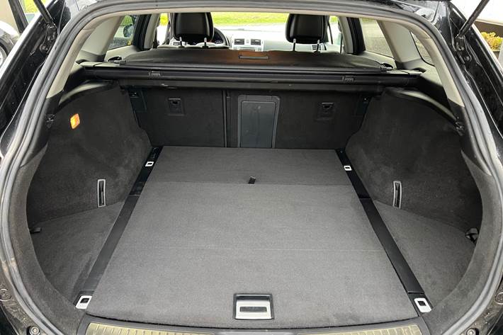 Sort Toyota Avensis fra 2014