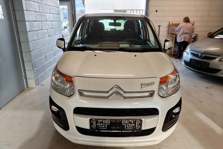 Gul Citroën C3 Picasso fra 2013 set udefra