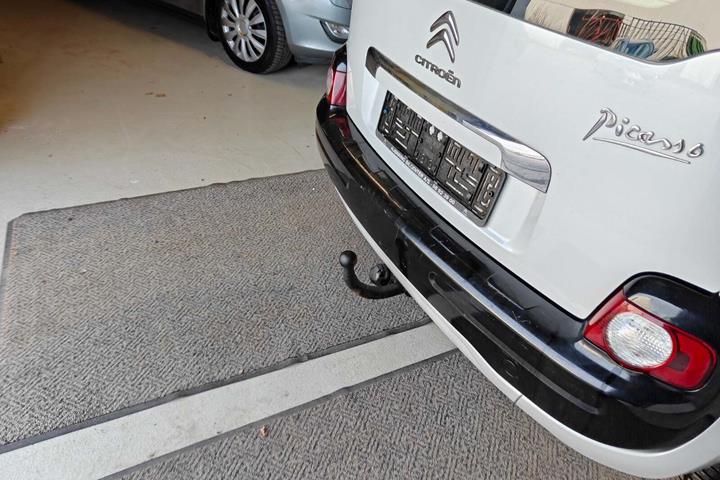 Gul Citroën C3 Picasso fra 2013 set udefra