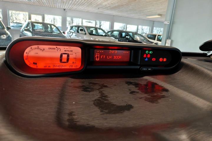 Gul Citroën C3 Picasso fra 2013 set indefra