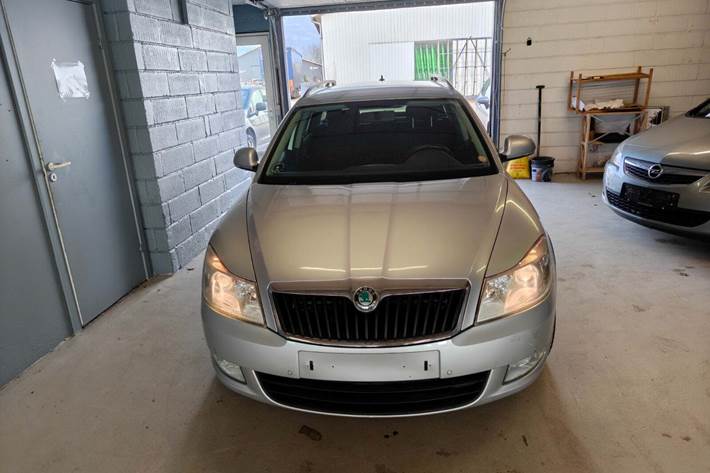 Gul Skoda Octavia fra 2013