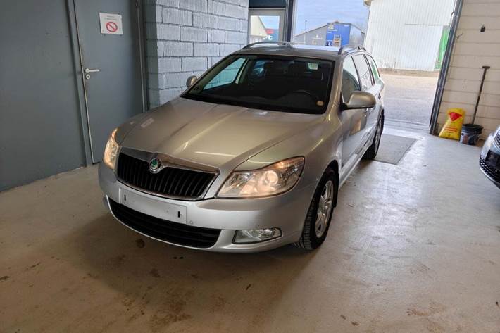 Gul Skoda Octavia fra 2013