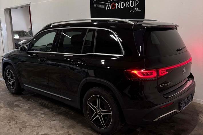 Sort Mercedes EQB250+ fra 2023