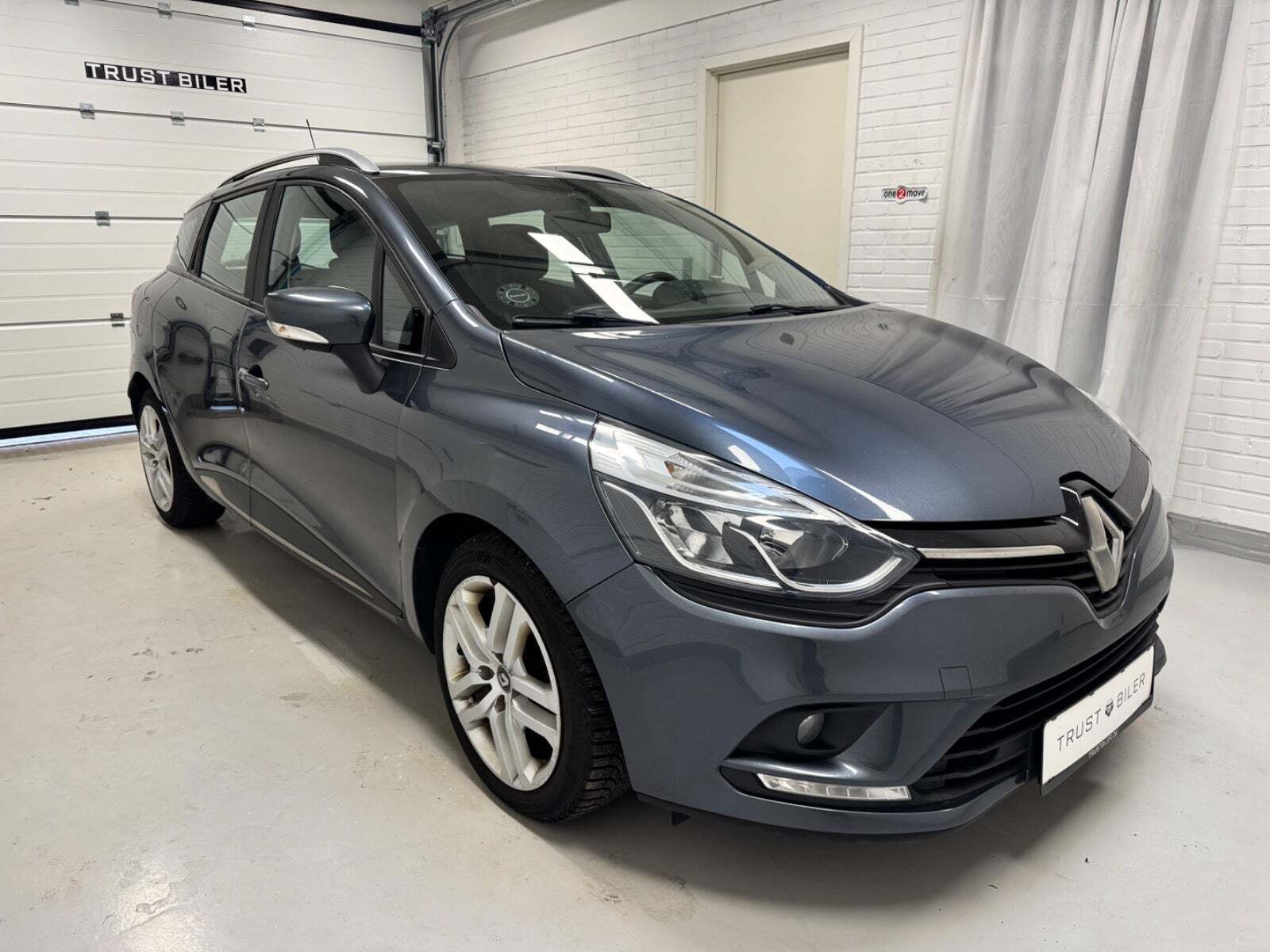 Blå Renault Clio IV fra 2016