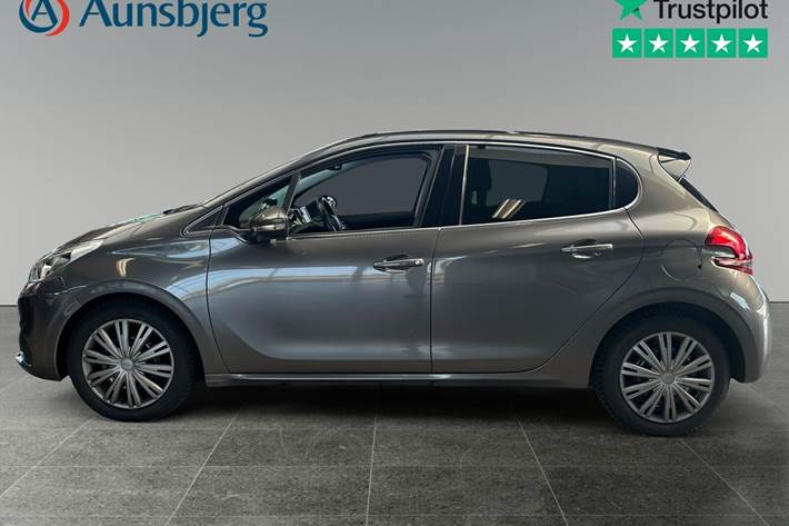 Grå Peugeot 208 fra 2019