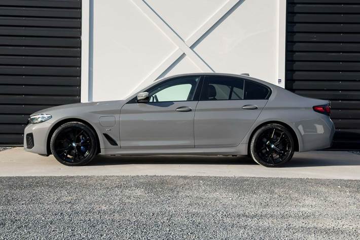 Grå BMW 530e fra 2021