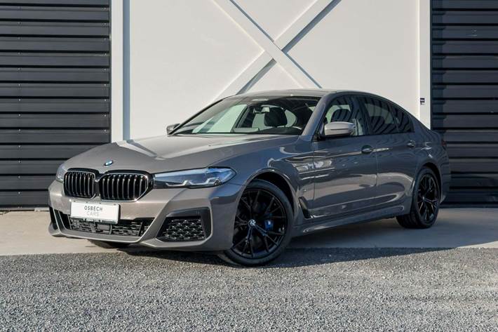 Grå BMW 530e fra 2021