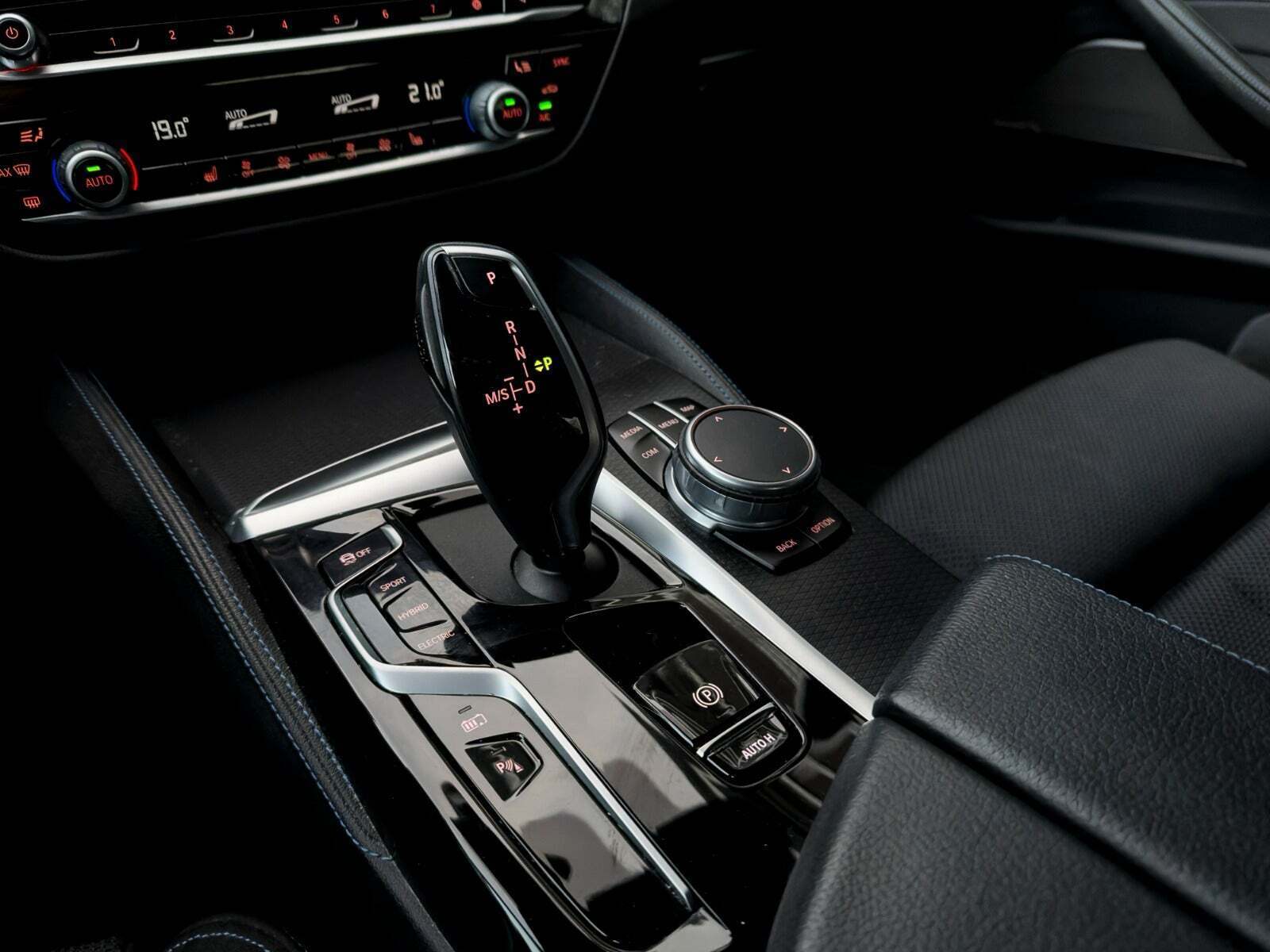 Grå BMW 530e fra 2021