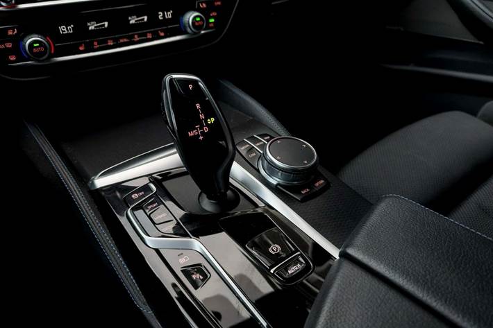 Grå BMW 530e fra 2021