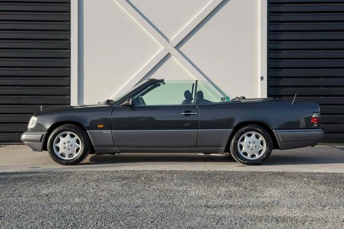 Sort Mercedes E220 fra 1994