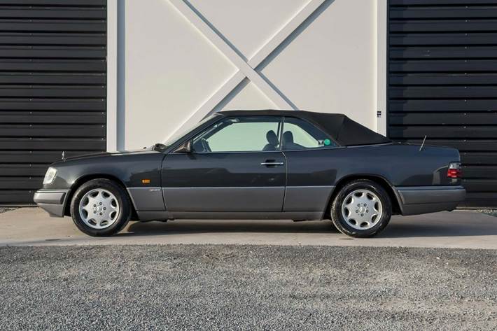 Sort Mercedes E220 fra 1994