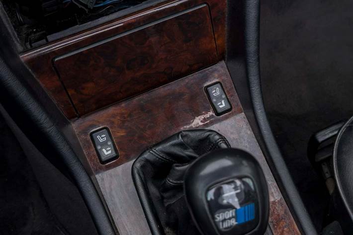 Sort Mercedes E220 fra 1994