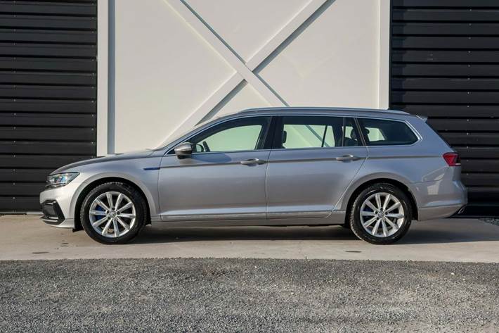 Sølv VW Passat fra 2022