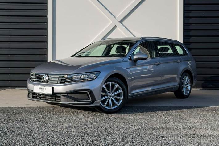 Sølv VW Passat fra 2022
