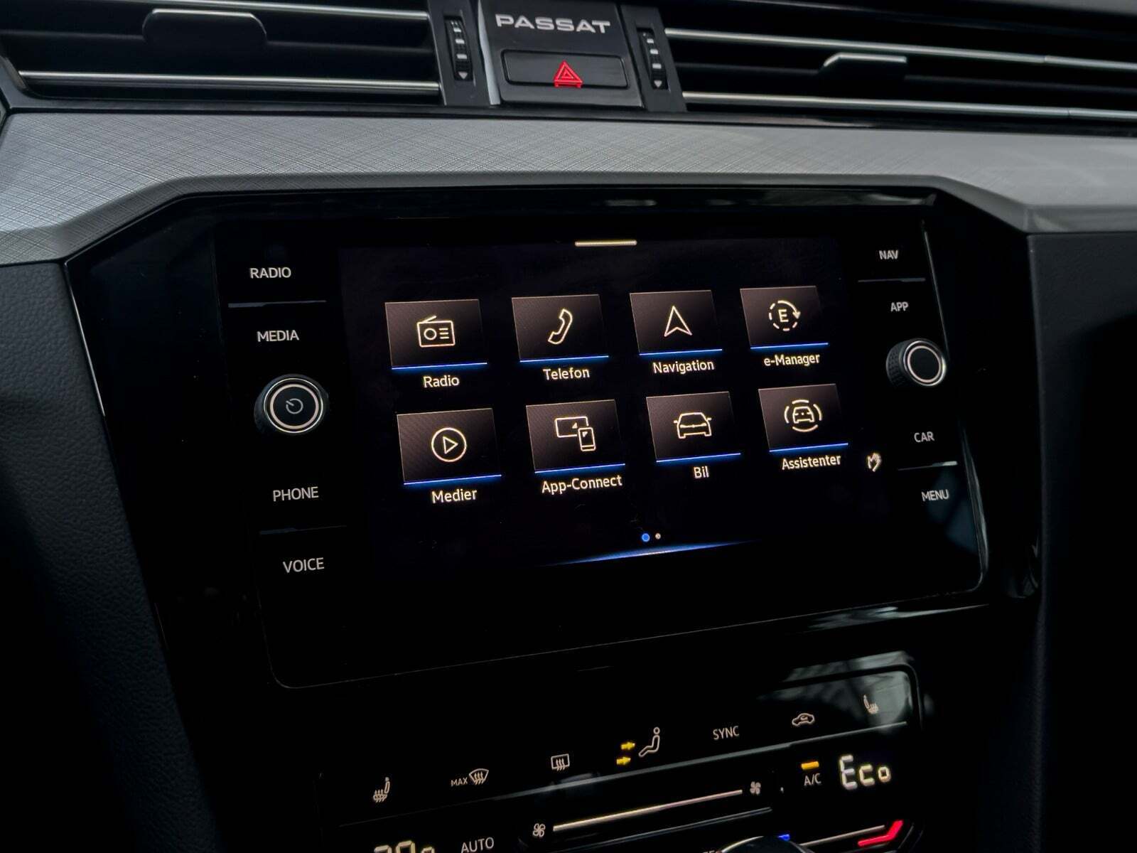 Sølv VW Passat fra 2022