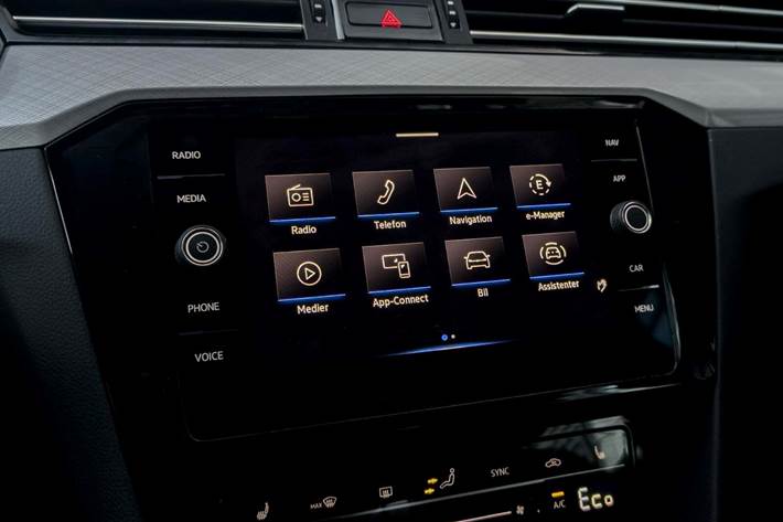 Sølv VW Passat fra 2022