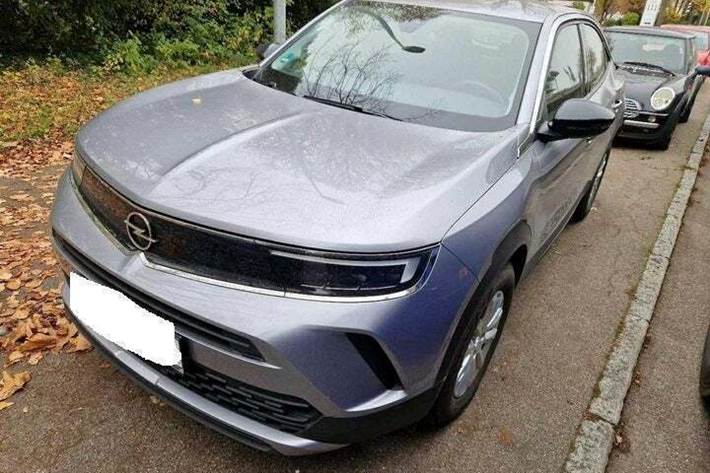 Grå Opel Mokka-e fra 2023