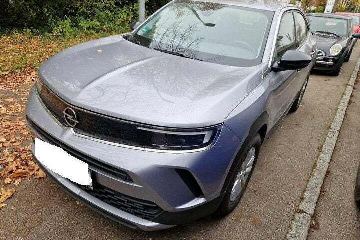 Grå Opel Mokka-e fra 2023 set udefra