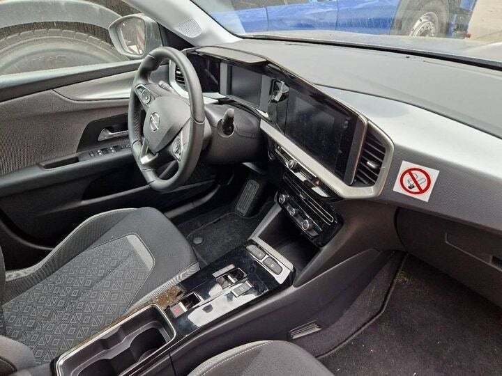 Grå Opel Mokka-e fra 2023