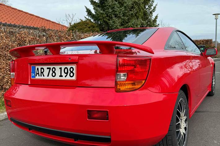 Rød Toyota Celica fra 2000