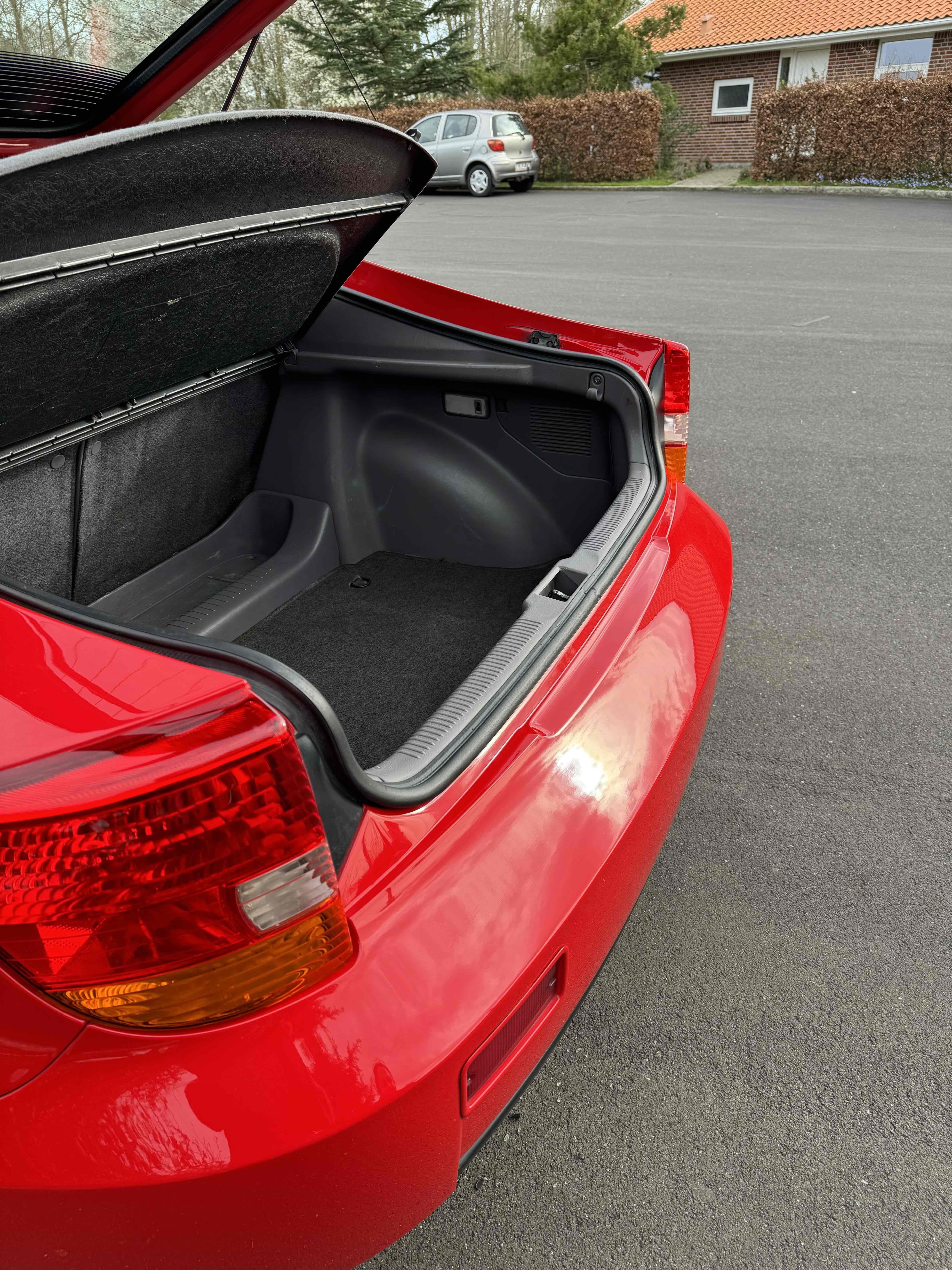 Rød Toyota Celica fra 2000