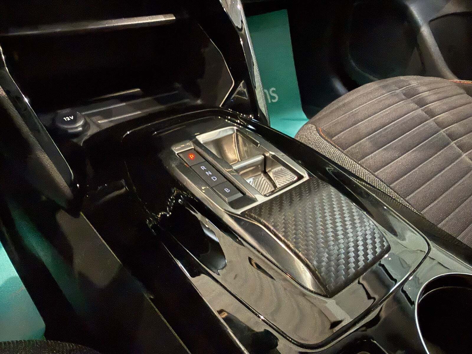 Grå Peugeot e-208 fra 2022