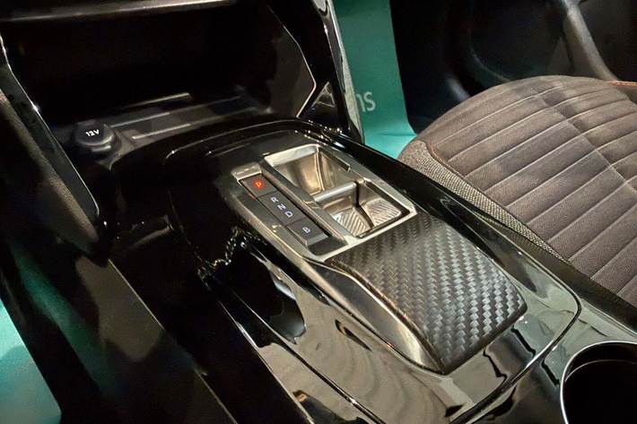 Grå Peugeot e-208 fra 2022