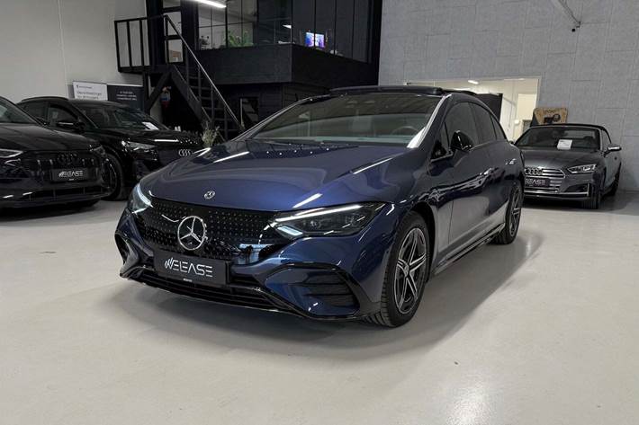 Blå Mercedes EQE350 fra 2023 set udefra