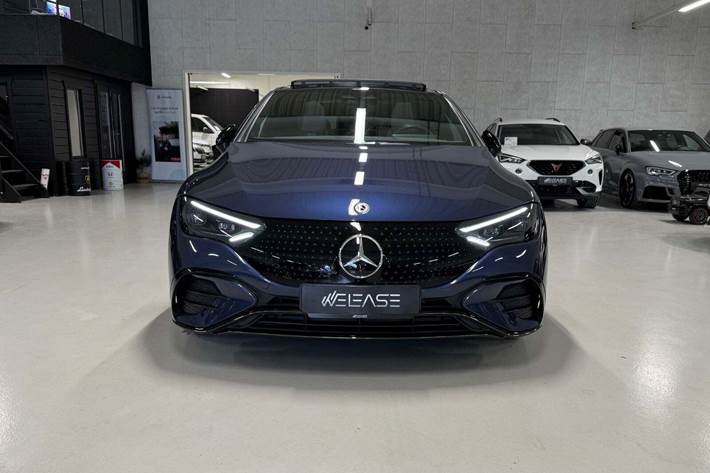 Blå Mercedes EQE350 fra 2023