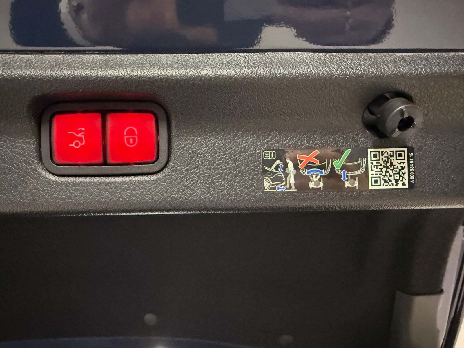 Blå Mercedes EQE350 fra 2023