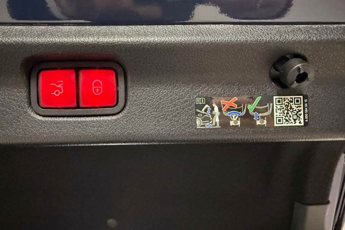 Blå Mercedes EQE350 fra 2023