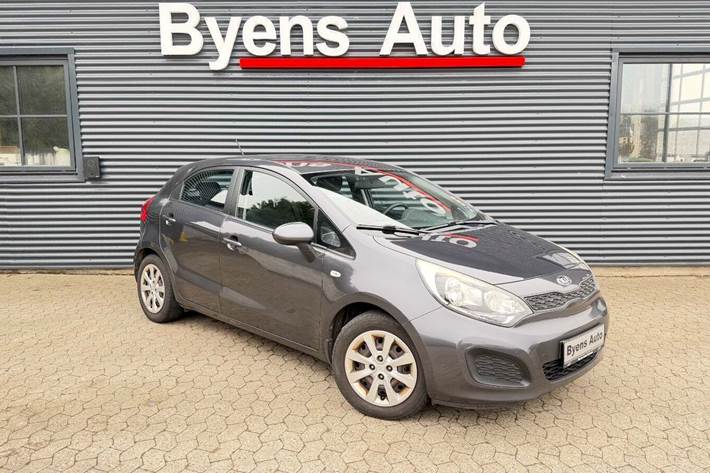 Grå Kia Rio fra 2013