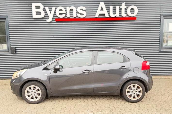 Grå Kia Rio fra 2013