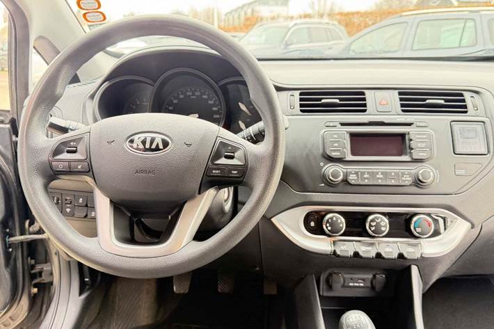 Grå Kia Rio fra 2013
