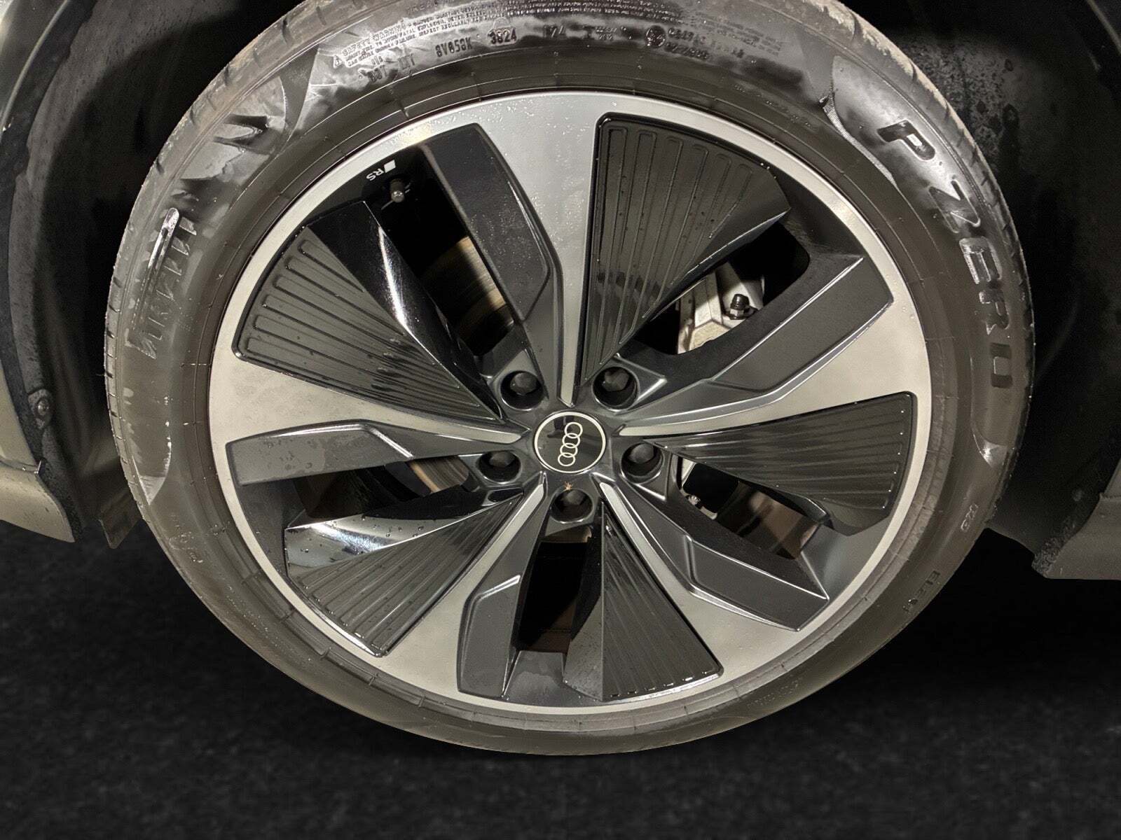 Grå Audi Q6 e-tron fra 2025