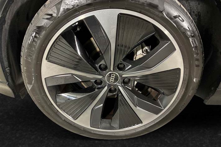 Grå Audi Q6 e-tron fra 2025