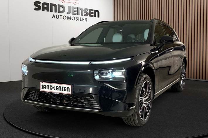 Sort Xpeng G9 fra 2024 set udefra