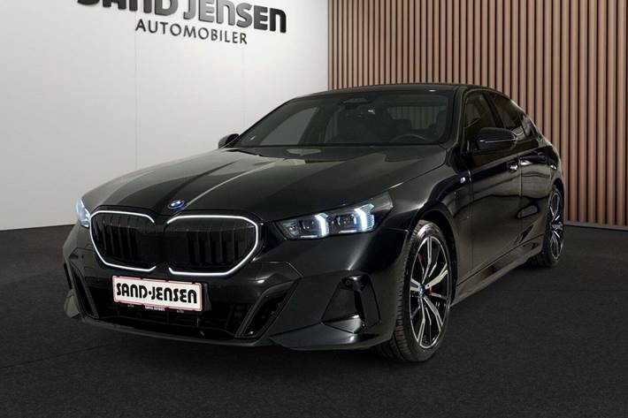 Sort BMW 550e fra 2024 set udefra