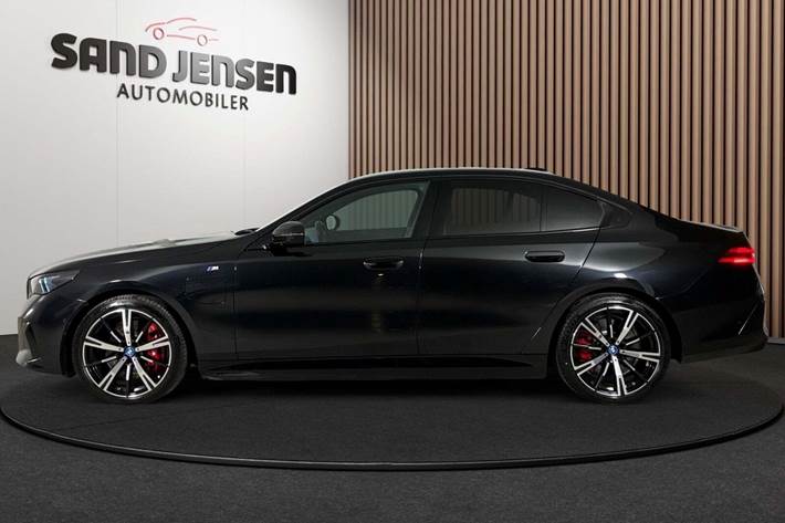 Sort BMW 550e fra 2024