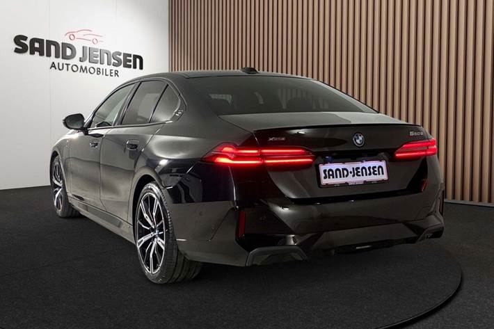 Sort BMW 550e fra 2024