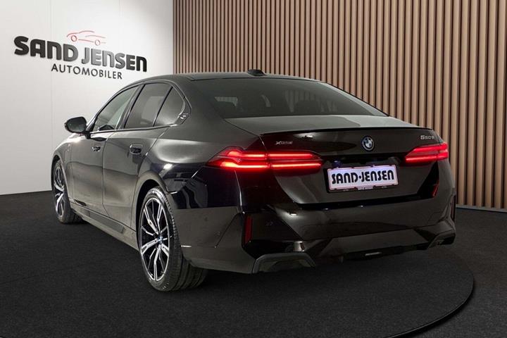 Sort BMW 550e fra 2024