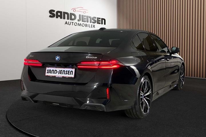 Sort BMW 550e fra 2024