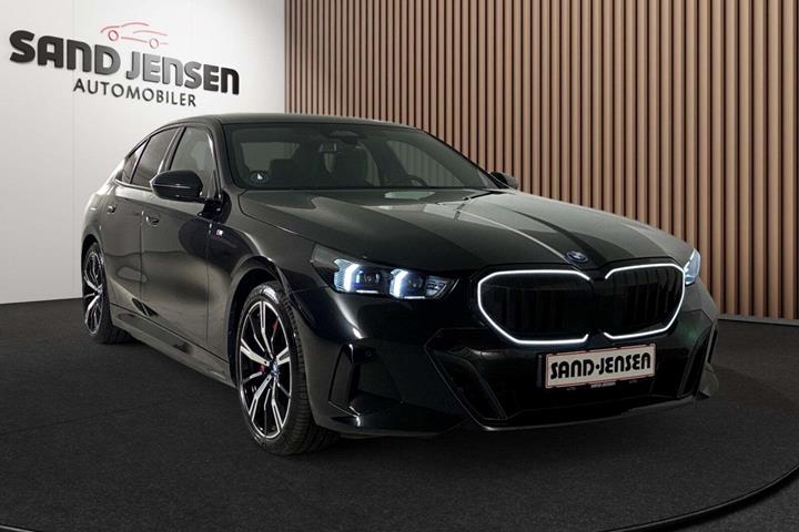 Sort BMW 550e fra 2024