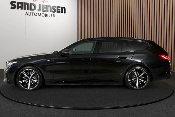 Sort BMW i5 fra 2025