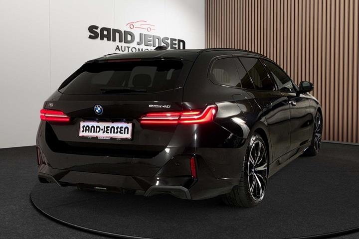 Sort BMW i5 fra 2025