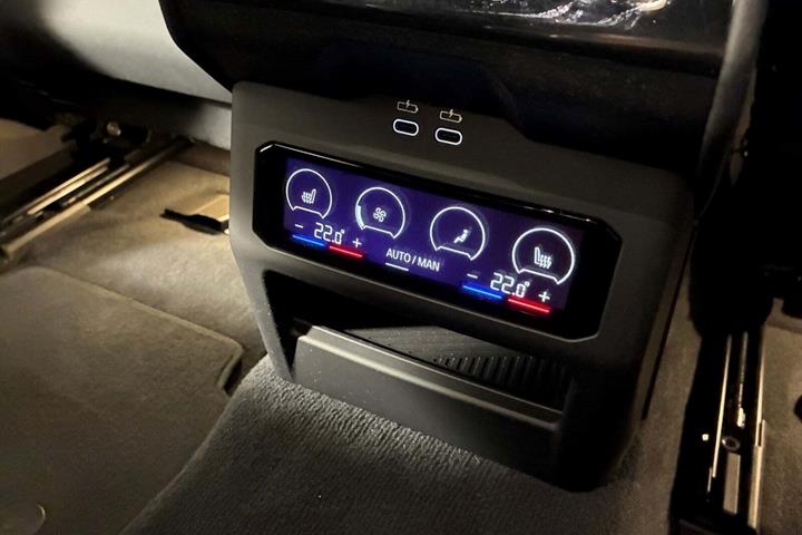 Sort BMW i5 fra 2025