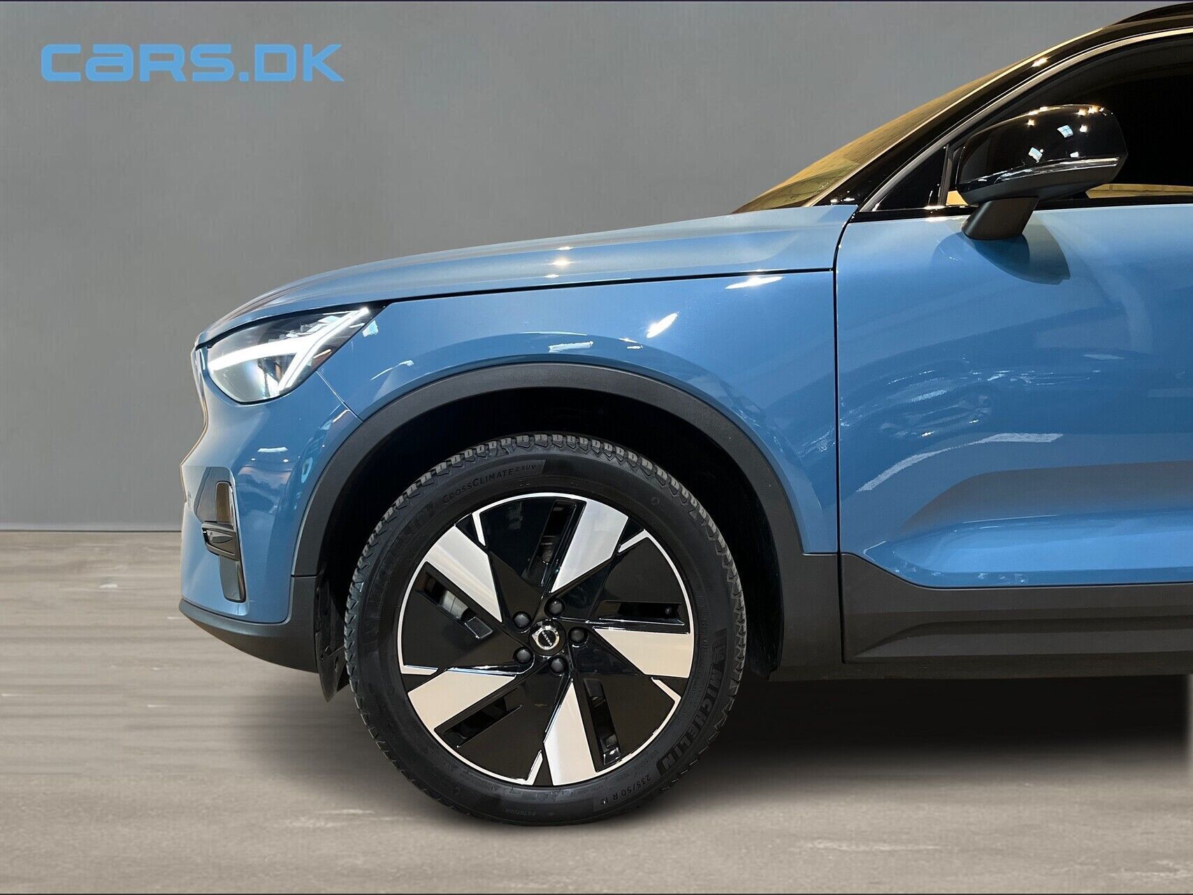 Blå Volvo XC40 fra 2024