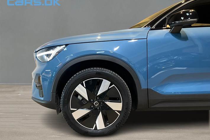 Blå Volvo XC40 fra 2024