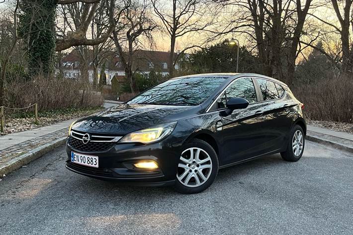 Sort Opel Astra fra 2015