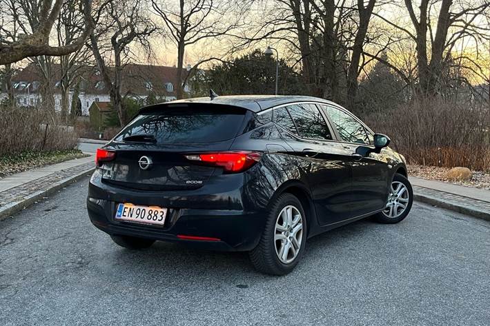 Sort Opel Astra fra 2015